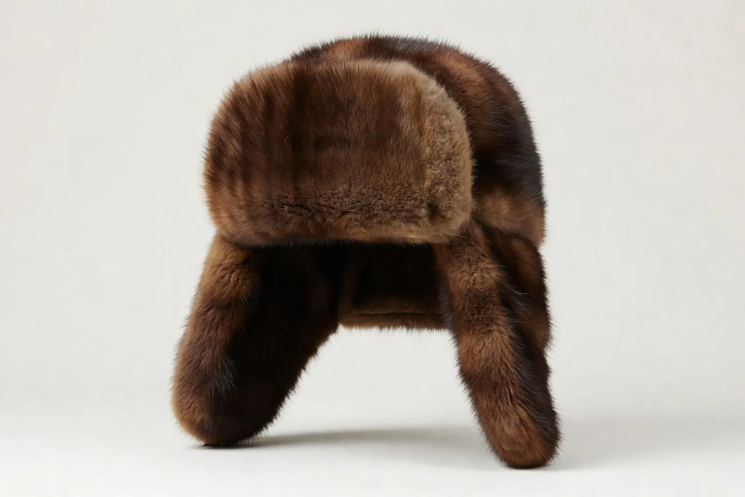 Chapka russe ouchanka en fourrure marron avec oreillettes descendues