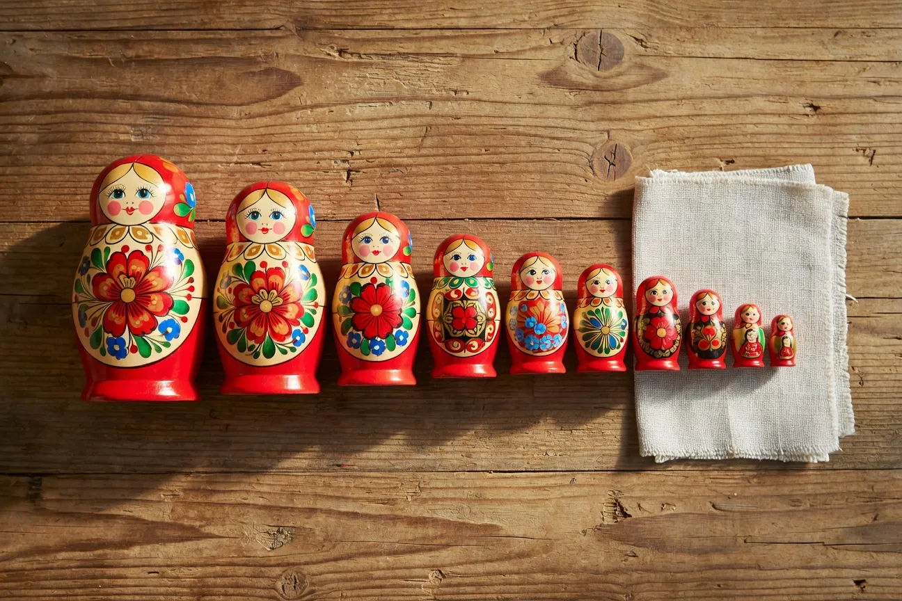Vue plongeante d'un set complet de matriochka déroulé : de la plus grande à la plus petite, motifs floraux khokhloma