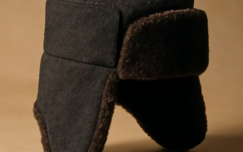 Bonnet russe homme en laine sombre avec doublure chaude