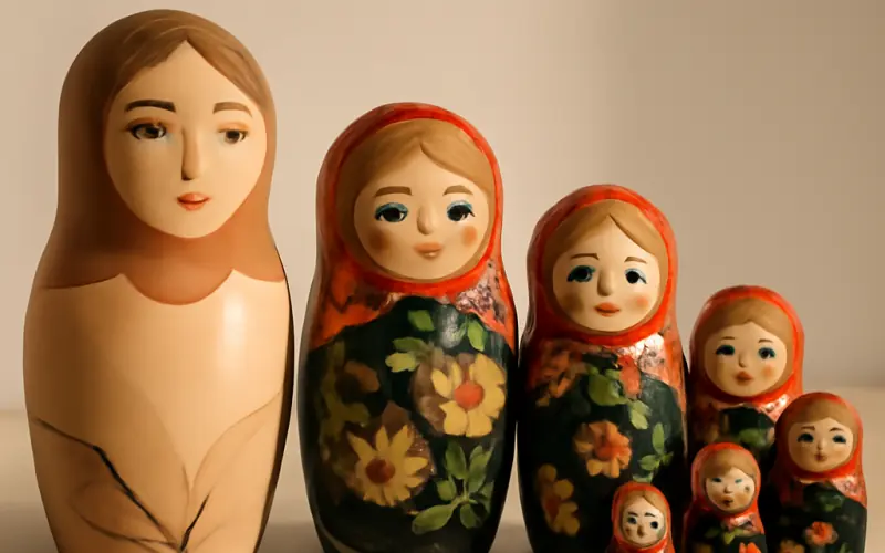 Matriochkas contemporaines et traditionnelles en collection
