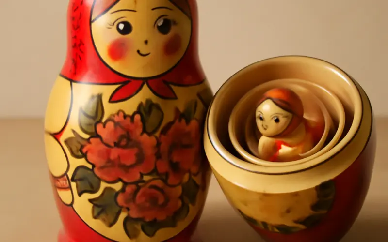 Poupee gigogne ouverte montrant le principe d'emboitement des pieces